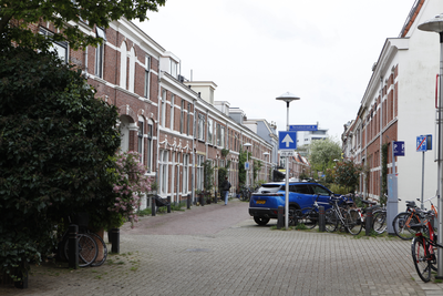 914261 Gezicht in de Lombokstraat te Utrecht, uit het noordwesten, met rechts de ingang van de Ternatestraat.